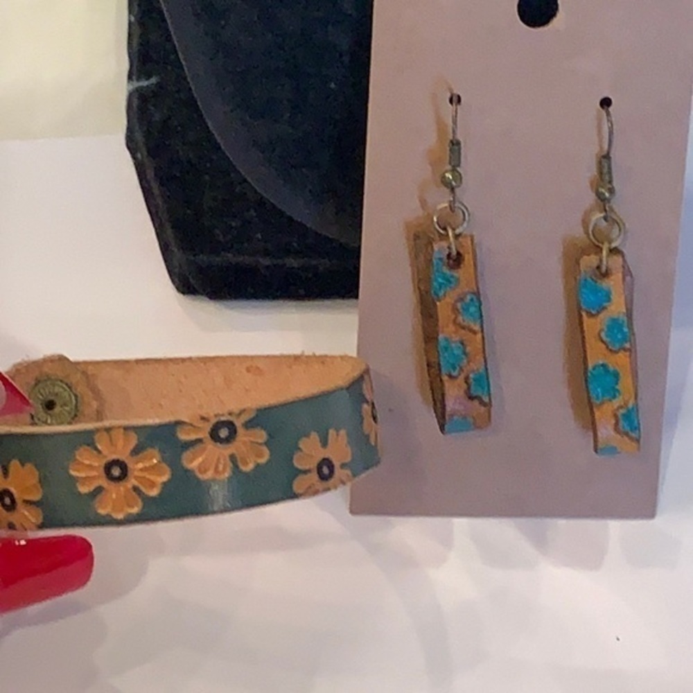 💐5/25 leather stamped bracelet matching earrings